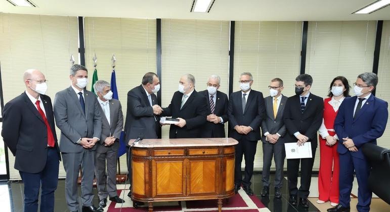 O PGR, Augusto Aras (ao centro, à direita), aperta a mão do presidente da CPI, Omar Aziz