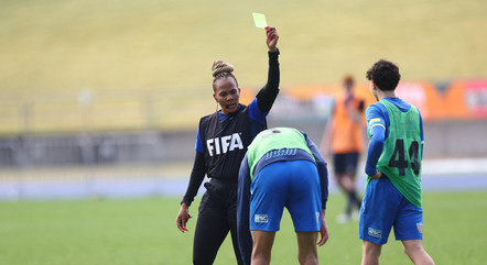 Árbitra Akhona Makalima participa de treinamento pré-Copa
