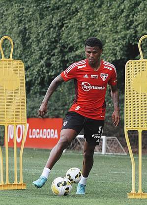 Arboleda voltou a treinar com bola pelo São Paulo