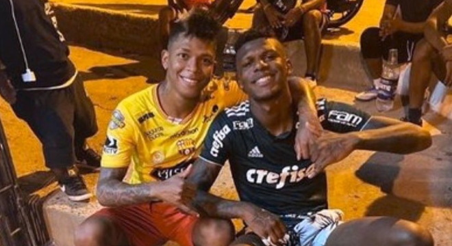 Arboleda posou com a camisa do Palmeiras ao lado de amigo