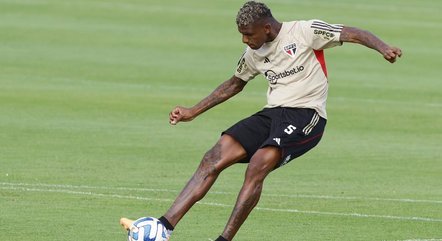 Arboleda em treino pelo São Paulo