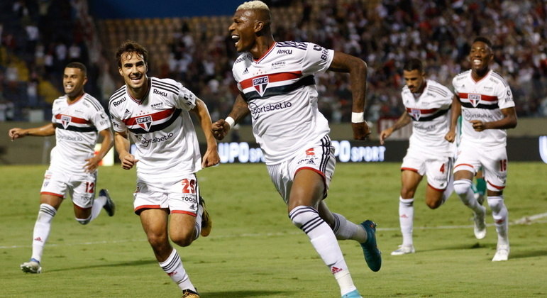 Arboleda corre para comemorar seu gol contra o Juventude em Barueri