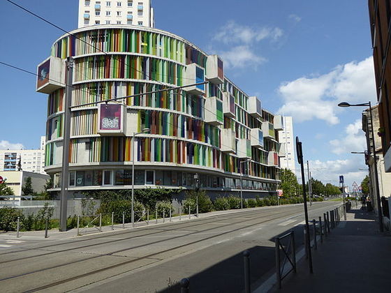 Arc en Ciel - França - O edifício construído em 2010 em Bourdeaux tem escritórios no primeiro andar e residências nos outros cinco. É envidraçado, com lâminas coloridas, e tem caixas que sobressaem à fachada, funcionando como extensões de terraços ou apartamentos. 