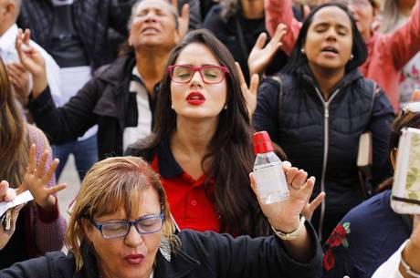 Fieis de todas as idades se emocionaram durante culto
