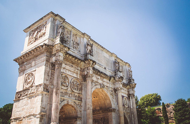 Arco de Constantino: Inaugurado em 315, foi construído para celebrar a vitória do imperador numa batalha. Este arco triunfal fica entre o Coliseu e o monte Palatino. Esculturas de monumentos mais antigos foram colocadas no arco, contrastando com peças feitas na época da inauguração.