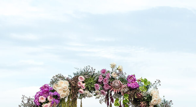 Arco de flores para casamento ao ar livre