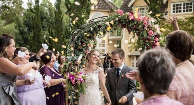 Arco de flores para casamento ao ar livre