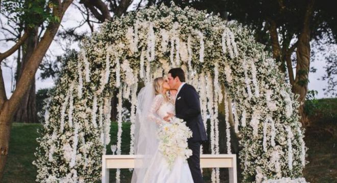 Arco de flores para casamento clássico ao ar livre