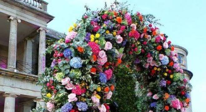 Arco de flores para casamento colorido