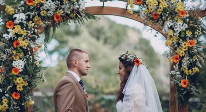 Arco de flores para casamento com gérberas e margaridas
