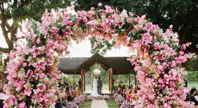 Arco de flores para casamento com lírios e lisianthus