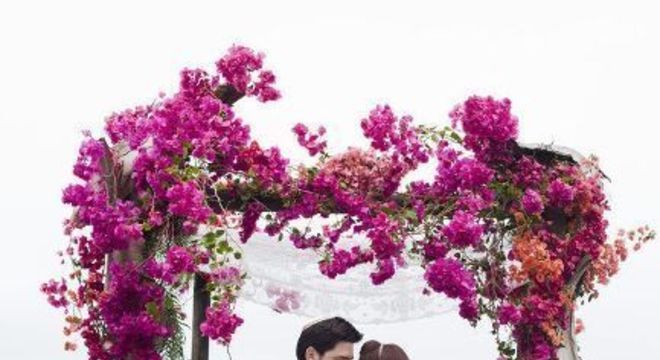 Arco de flores para casamento na cor fucsia