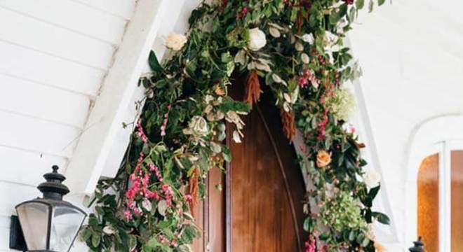 Arco de flores para casamento na entrada da cerimônia