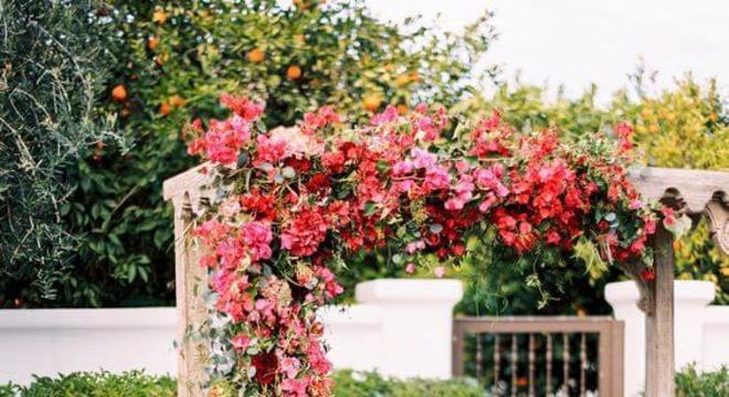  Arco de flores para casamento rosa e vermelho