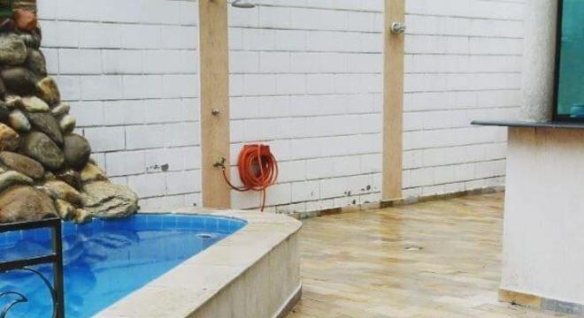 área da piscina com pedra mineira