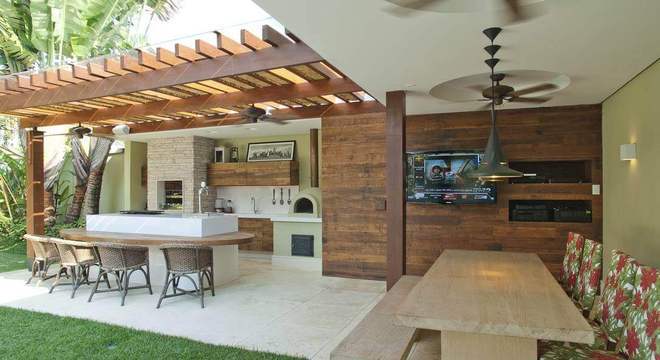 Area de churrasco com pergolado de madeira
