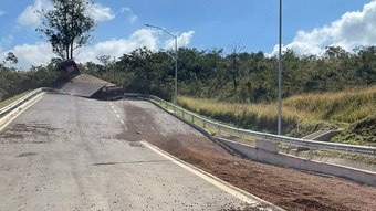 Motorista joga caminhão em área de escape do Anel Rodoviário de BH e bate em árvore