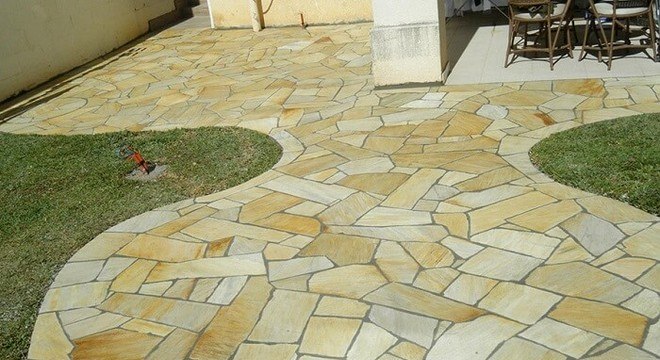 Área de lazer pequena com piso feito em pedra São Tomé