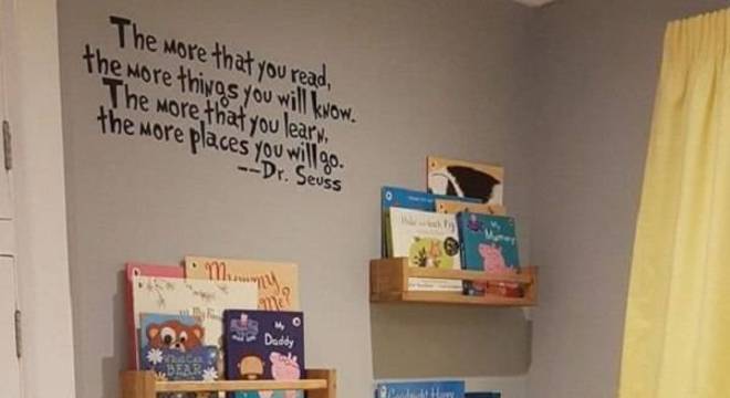 Área de leitura infantil com prateleiras e puff gigante para as crianças