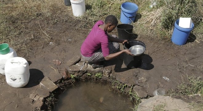 Área de seca no Zimbábue; ONU estima que 40% da produção de grãos e 45% do Produto Interno Bruto global estarão comprometidos em 2050 se a degradação do ambiente e os recursos hídricos continuarem nas taxas atuais