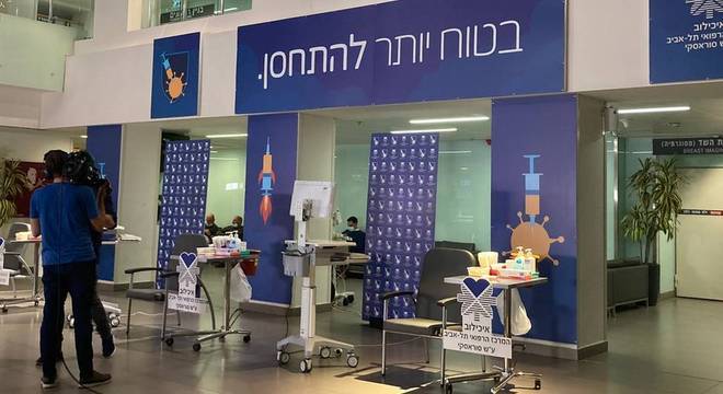 Área de vacinação dentro do hospital Ichilov, em Tel Aviv, Israel