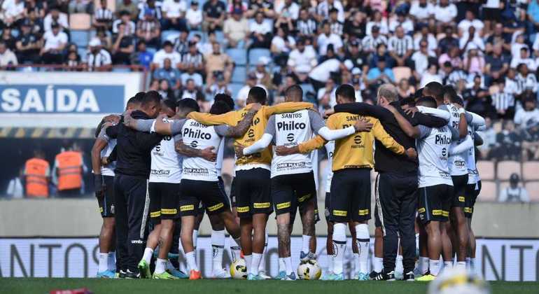 Elenco santista pouco antes do apito inicial na Arena Barueri