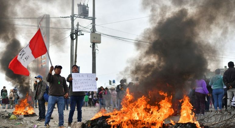 Manifestantes nas ruas de Arequipa pedem a renúncia de Dina Boluarte, nova presidente