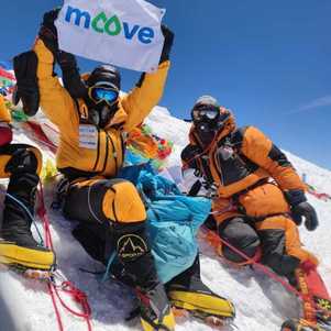 Equipe de atletas no topo da montanha do Monte Everest