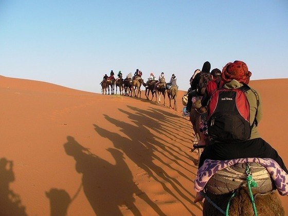 Argélia (África)-  Com 2,38 milhões de km² e 44 milhões de habitantes, tem a economia voltada para a produção de petróleo e gás. O país é marcado pelo imenso Deserto do Saara, o maior deserto quente do mundo.