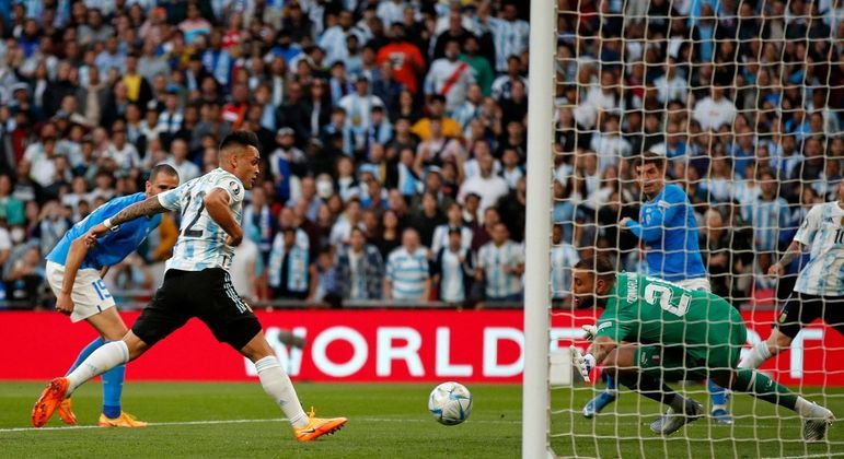 O momento do primeiro gol da "Albiceleste", Lautaro Martínez