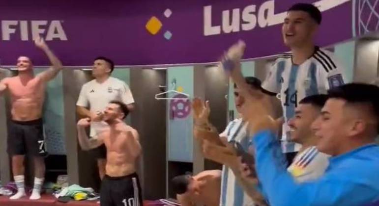 Jogadores argentinos cantam música que ofende os jornalistas. Vingança infantil