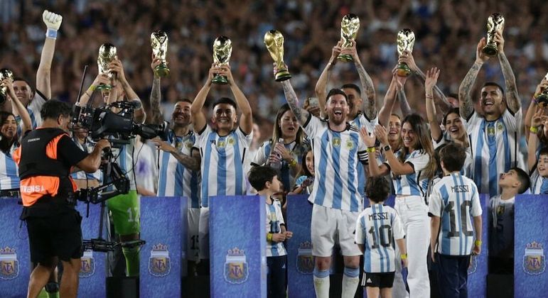 A Argentina celebrou Messi e todo o time campeão do mundo no Catar. Imagem para inspirar Neymar