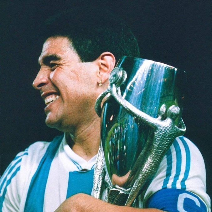 Maradona, com a taça de 1985