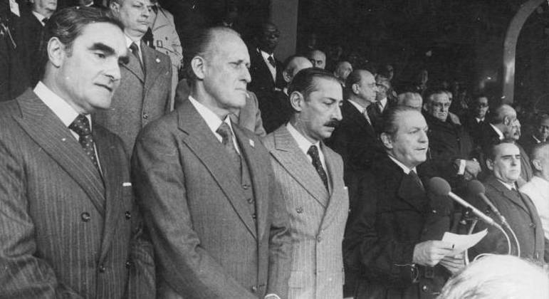 Argentin/78, João Havelange, presidente da FIFA, entre a Junta Militar