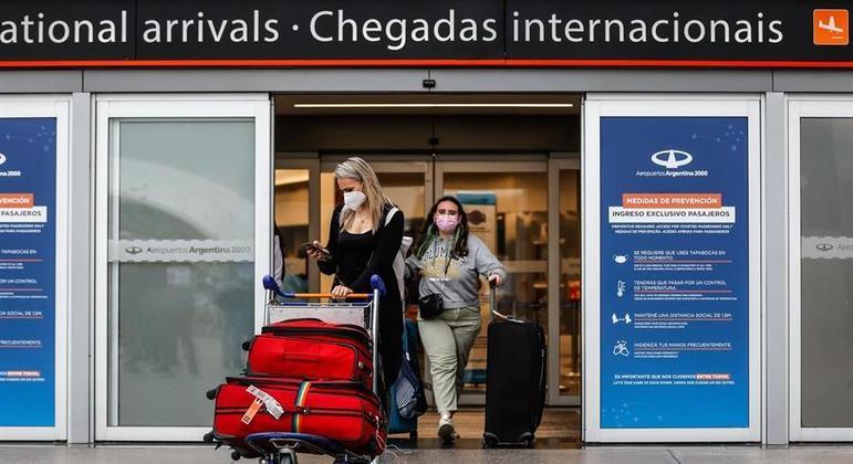 Turistas voltaram a desembarcar no aeroporto de Ezeiza, em Buenos Aires, nesta terça
