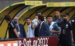 Messi e outros jogadores da Argentina deixa o gramado após agentes da Anvisa intervirem