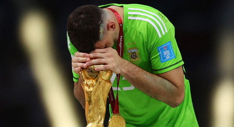 Emiliano Martínez emocionado após receber medalha e pegar no troféu pela primeira vez