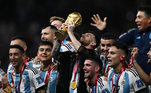 Terminando o ano em grande estilo, a Argentina levantou a taça da Copa do Mundo. Depois de 36 anos, a seleção dos hermanos voltou a ser campeã mundial e se consagrou tri. Lionel Messi foi o grande destaque da competição e terminou o torneio com o troféu de melhor jogador. Porém, o prêmio de artilheiro do Mundial ficou para o francês Mbappé, com 8 gols