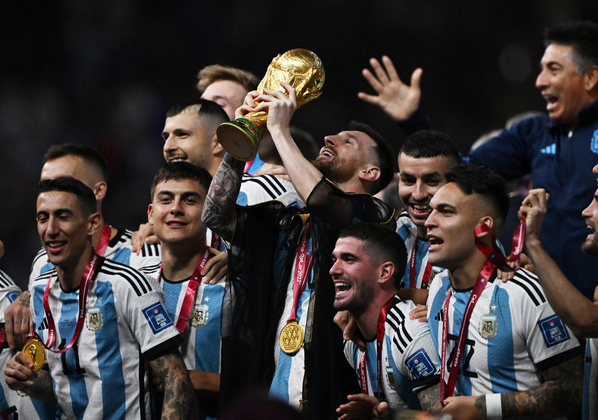 Terminando o ano em grande estilo, a Argentina levantou a taça da Copa do Mundo. Depois de 36 anos, a seleção dos hermanos voltou a ser campeã mundial e se consagrou tri. Lionel Messi foi o grande destaque da competição e terminou o torneio com o troféu de melhor jogador. Porém, o prêmio de artilheiro do Mundial ficou para o francês Mbappé, com 8 gols