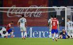 O gol de empate dos chilenos veio em um cochilo da defesa argentina. Na cobrança de Aránguiz, Medel se esticou inteiro e conseguiu tocar para o meio da área. Sánchez, completamente livre de marcação, só completou para o gol