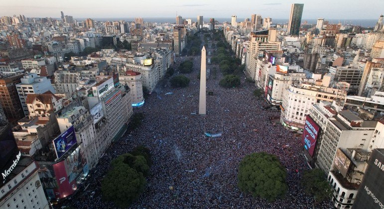 Torcedores argentinos comemoram em Buenos Aires a conquista da Copa do Mundo