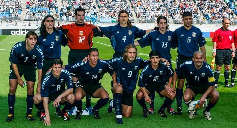 Argentina - Copa do Mundo 2002 - O time conseguiu uma vitória, um empata e uma derrota. Com isso, acabou fazendo uma campanha pior que da Inglaterra e da Suécia.