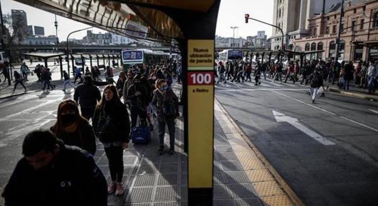 Pessoas usam máscara na estação ferroviária de Constitución, em Buenos Aires
