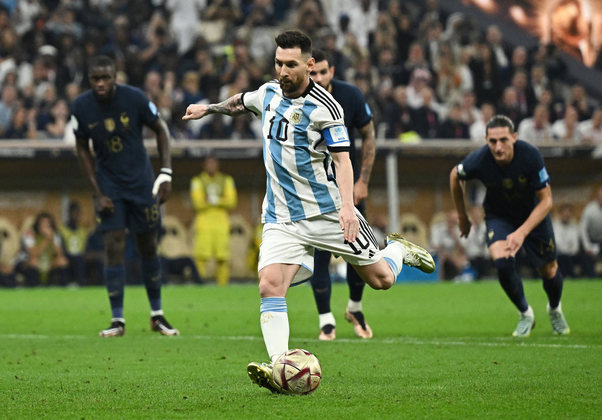 É GOL DA ARGENTINA! De pênalti, Messi abriu o placar no Lusail. 1 a 0 para os hermanos