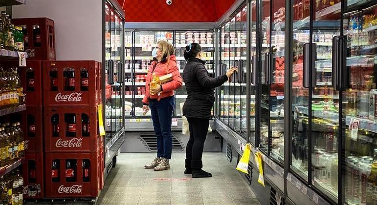 Alimentos subiram 53,4% em setembro na Argentina