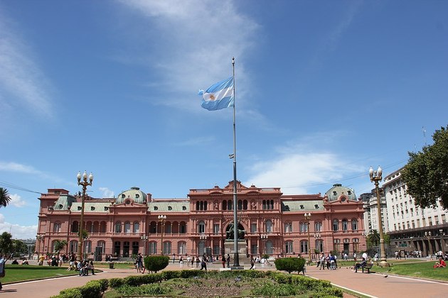 Argentina: República federal presidencialista. Presidente: Alberto Fernández. População: 47 milhões de habitantes. Capital: Buenos Aires. Na foto, Casa Rosada, sede do governo. 
