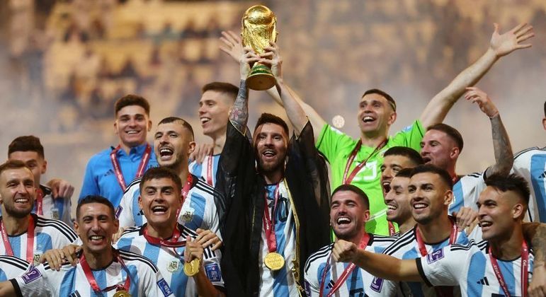 Seleção da Argentina levanta a taça da Copa do Mundo em dezembro de 2022