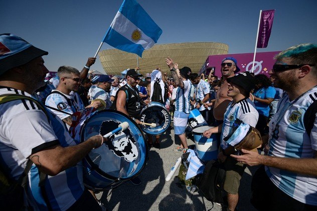 Nos arredores do estádio Lusail, os argentinos fazem a festa antes do apito inicial