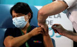 Argentina começou a vacinar profissionais de saúde contra a covid-19