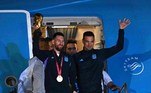 Os campeões do mundo pela Argentina já estão em casa. Os primeiros a desembarcarem no aeroporto de Ezeiza foram o técnico Lionel Scaloni e o capitão Lionel Messi.